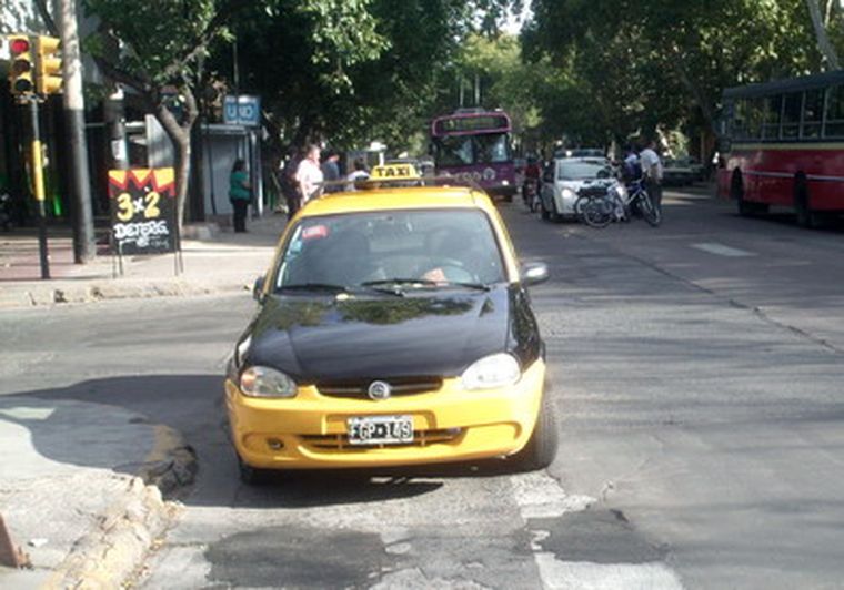 Al parecer, el peatón cruzó con semáforo en verde para el taxi. Foto: MDZ