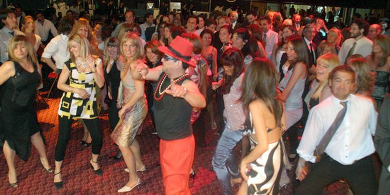 El baile de los chefs al ritmo de Los Sultanes Foto: MDZ