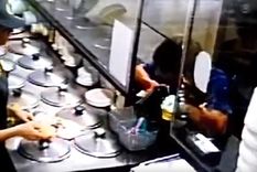 El implicado amenazó a la empleada con un arma de fuego Foto: Captura de video El implicado amenazó a la empleada con un arma de fuego Foto: Captura de video