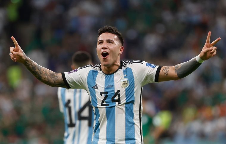 Enzo Fernández habría arreglado un pre-contrato con el Liverpool para sumarse en junio del 2023. Foto: EFE