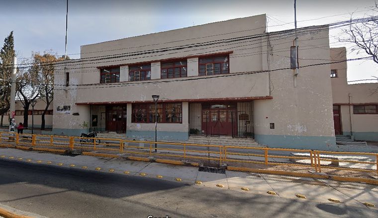 La escuela Guillermo Cano está en el centro de una tormenta
