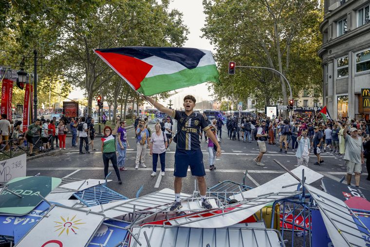 Los manifestantes irrumpieron a escasos kilómetros de la zona de meta. 