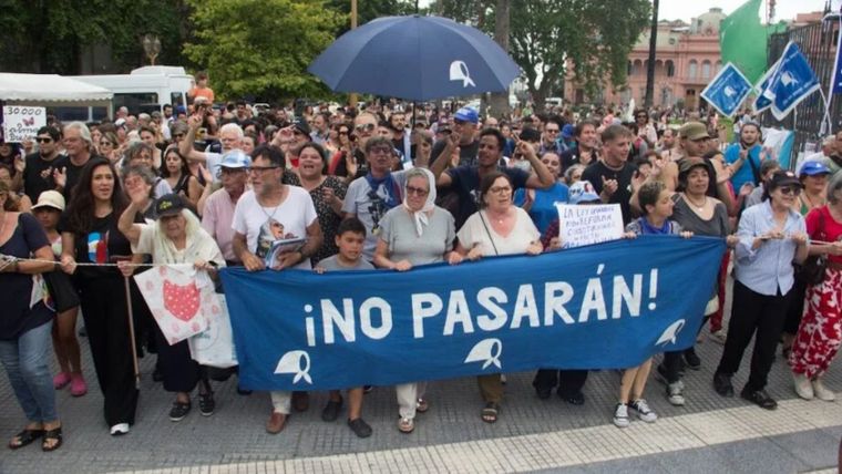 Las Madres de Plaza de Mayo.