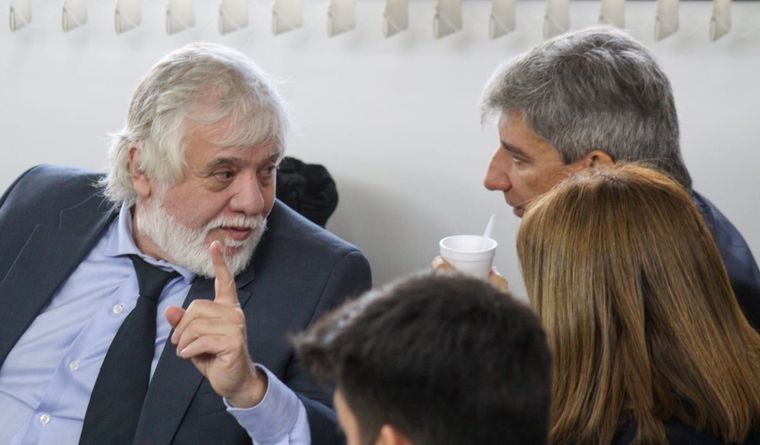 Bento y su abogado dialogan en Tribunales. Foto: MDZ.