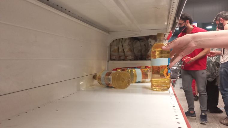 El aceite es uno de los productos de primera necesidad que está escaseando en las góndolas Foto: Maximiliano Ríos/MDZ