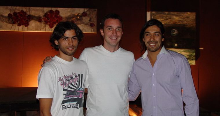 Los artistas Hugo Zogbi y Rodrigo Scalzi. En el centro, el organizador de la muestra, Fernando Gabrielli. Foto: MDZ