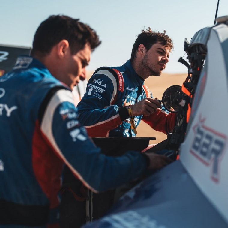Insólito momento de Casale y Sachs en el Dakar.