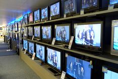 Hoy, los televisores a la venta son planos y digitales con tecnologías como LED, Plasma u otras. Foto: Wikipedia.