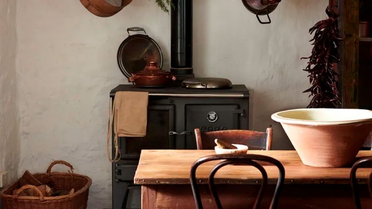 Una cocina no equipada, también conocida como cocina independiente , es una cocina que consta de muebles individuales portátiles en lugar de armarios de cocina empotrados que se fijan a las paredes y están diseñados específicamente para adaptarse a las dimensiones de una habitación.