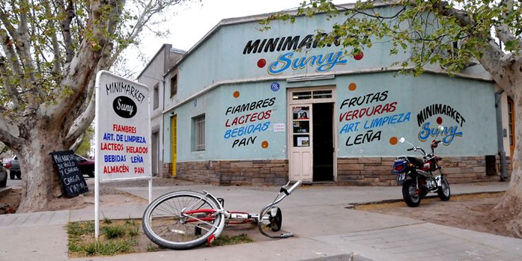 Uno de los sujetos esperó afuera, mientras el otro entró encapuchado y con unm arma al Minimarket Suny. Foto: Mediamza.com