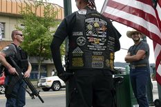 Civiles armados, una postal habitual en Estados Unidos. Foto: TheIntercept.