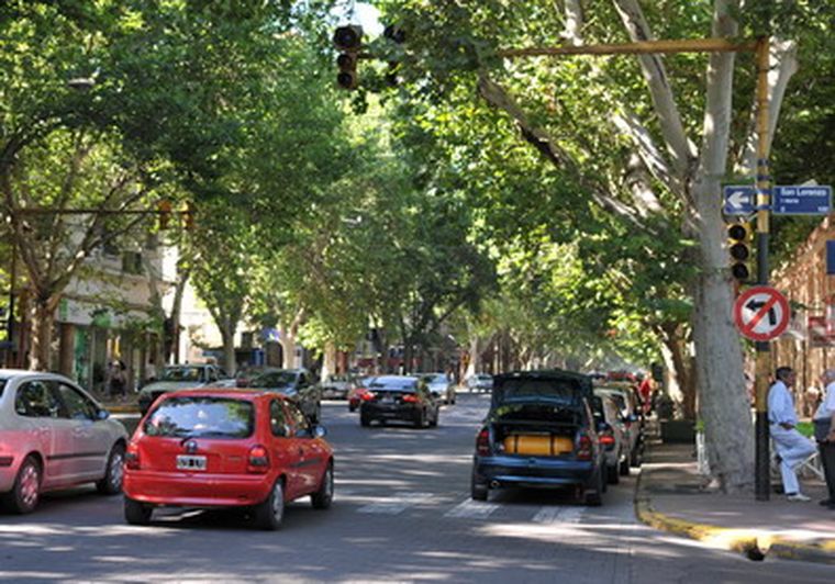 Los semáforos más elevados no se reparan porque el camión elevador no funciona. Foto: Nacho Gaffuri / MDZ