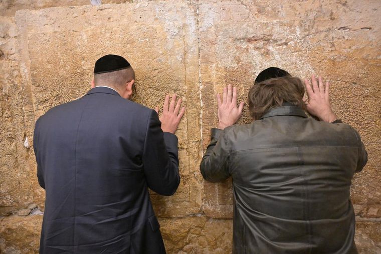 El presidente Javier Milei y el embajador argentino en Israel, Axel Wahnish, en la visita del mandatario al Muro de los Lamentos. El presidente Javier Milei y el embajador argentino en Israel, Axel Wahnish, en la visita del mandatario al Muro de los Lamentos.