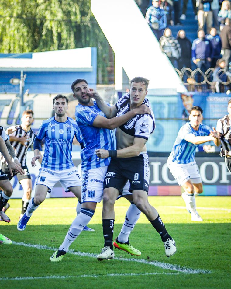 Gimnasia y San Telmo jugaron un duelo muy peleado en Isla Maciel. Gimnasia y San Telmo jugaron un duelo muy peleado en Isla Maciel.