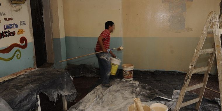 Las tareas de repintado tras el incendio en el ex Cose. Foto: Alf Ponce / MDZ