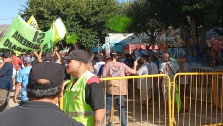 Asambleas del agua se enfrentaron con un grupo de la UOCRA. Foto: Gentileza IG @asambleaporelvalledeuspallata