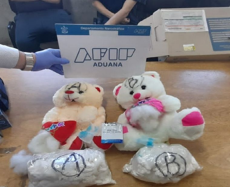 En dos osos de peluche había un relleno de guata y algodón con una consistencia inusual Foto: Aduana / Afip