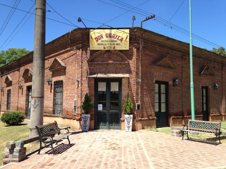 l boulevard arbolado y las casonas del siglo XIX dibujan la postal clásica del pueblo de Cortines.