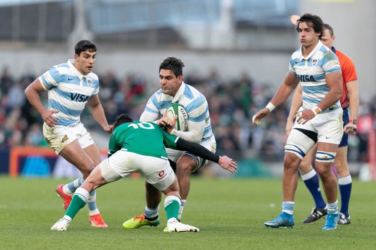 Pablo Matera choca con Joey Carbery, quien estuvo intratable con los pies, metiendo dos penales y seis conversiones Foto: Prensa UAR