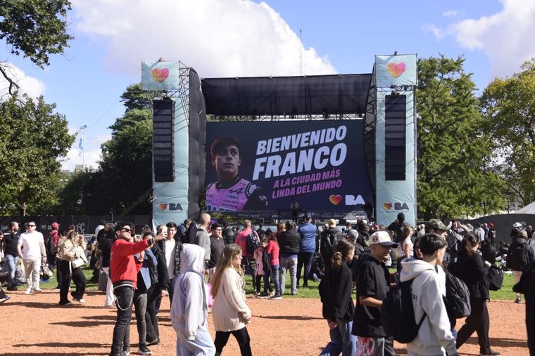 Locura por Franco Colapinto en Palermo. Locura por Franco Colapinto en Palermo.