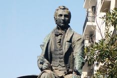 Monumento a Mariano Moreno en Buenos Aires, homenaje al prócer revolucionario.