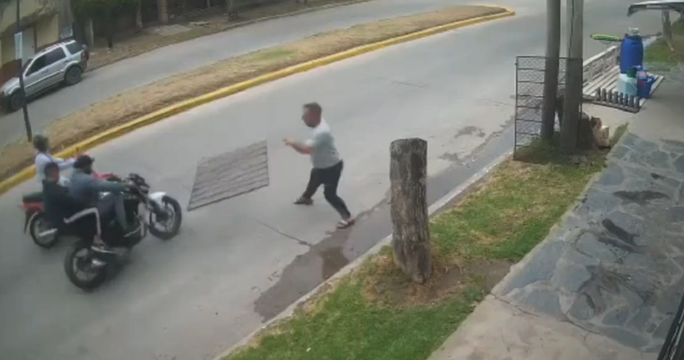 El hombre vio la escena de robo y decidió actuar: le tiró la reja a los motochorros