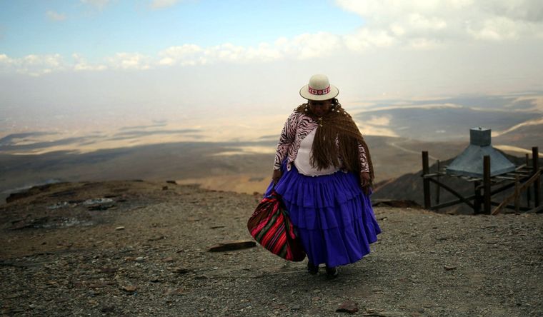 Bolivia cholita sequía Bolivia soporta temperaturas históricas, a causa del cambio climático. Foto: Efe.