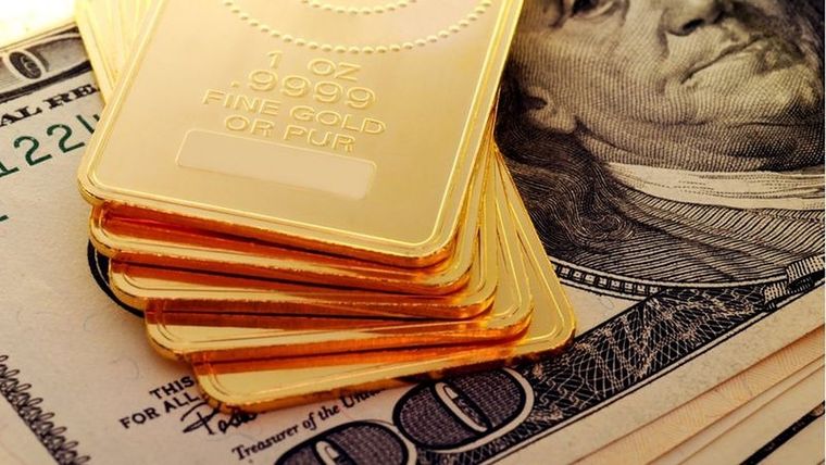 Los bancos centrales de muchos países están cambiando sus dólares por oro. Foto: GETTY IMAGES