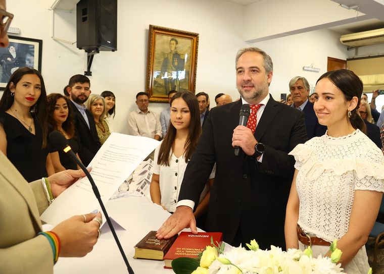 Stevanato jurando en su reelección como intendente Foto: X @MatiasStevanato