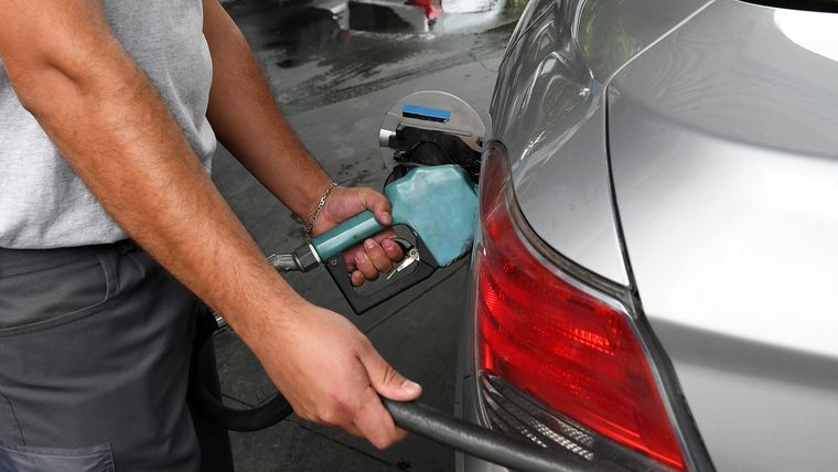Las estaciones de servicio ahora le pagan a sus playeros un poco más por mes. Las estaciones de servicio ahora le pagan a sus playeros un poco más por mes.