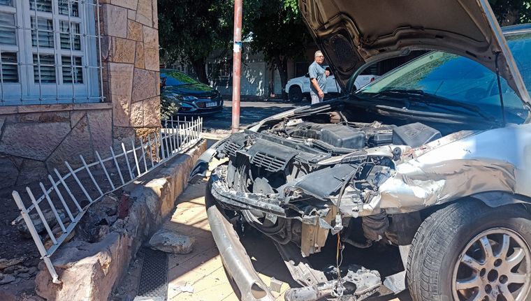 Uno de los autos involucrados chocó contra el frente de una casa en Las Heras Foto: Emilce Vargas Ferrara/MDZ