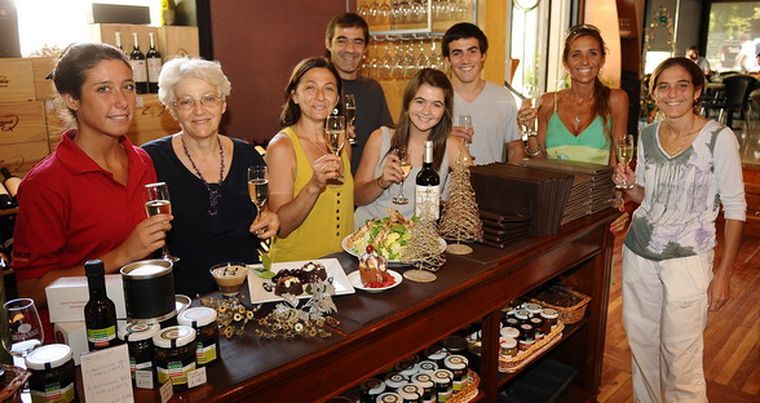 María Teresa Barbera, sus hijos Santina, María Luisa, Fernando y Beatriz y sus nietos: Anita, Celeste y Santiago, en un gran brindis. Foto: Nacho Gaffuri / MDZ