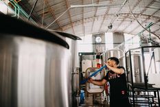 Extracción del bagazo cervecero de los tanques. En esa instancia el producto está húmedo.  Foto: Foto Gentileza