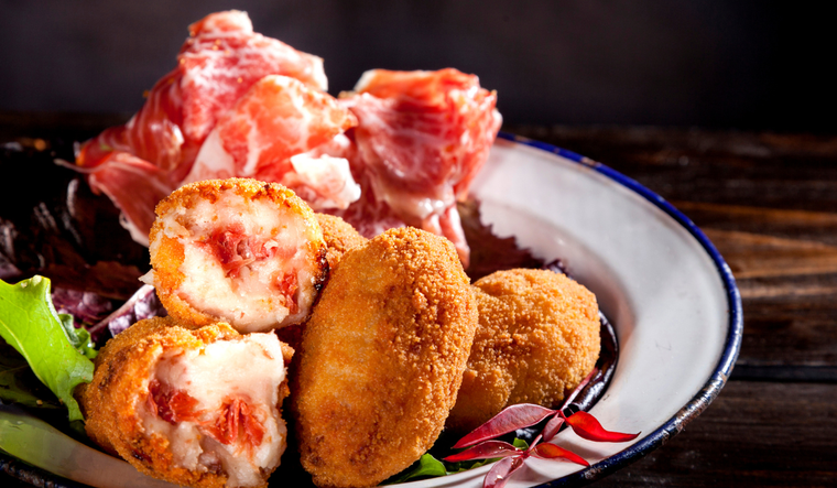 La textura perfecta se logra cuando el interior es cremoso pero firme, sin que la croqueta se deshaga al freír. ¡Disfruta haciendo esta hermosa receta!