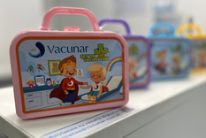 Vacunar presentó la Valijita Vacunadora de los Guardianes de la Salud.