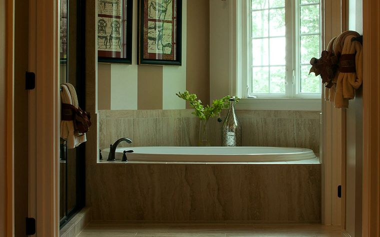 &nbsp;Detalles tradicionales transforman el baño en un espacio cálido y sofisticado.Foto: Pexels.