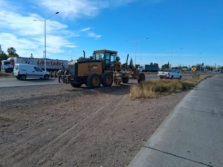 Las máquinas ya trabajan en el Acceso Este y marcan el inicio de una obra clave para Mendoza. Las máquinas ya trabajan en el Acceso Este y marcan el inicio de una obra clave para Mendoza.