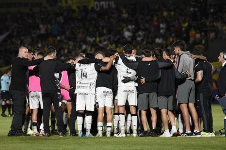 Antes de los penales, el plantel de Gimnasia se reunió y escuchó atentamente las arengas del DT y el arquero Antes de los penales, el plantel de Gimnasia se reunió y escuchó atentamente las arengas del DT y el arquero
