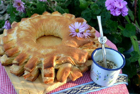 Seguí esta receta de cremona rellena con jamón y queso y disfrutá su sabor casero. Seguí esta receta de cremona rellena con jamón y queso y disfrutá su sabor casero.