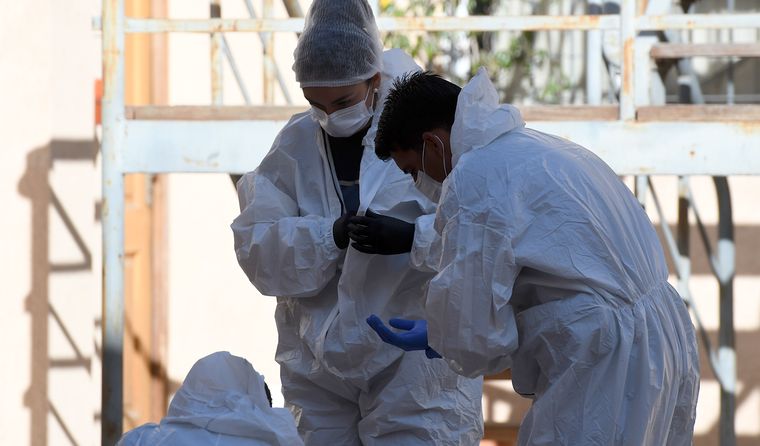 Efectivos de la Policía Científica trabajando en el complejo de departamentos. Alf Ponce Mercado / MDZ Efectivos de la Policía Científica trabajando en el complejo de departamentos. Alf Ponce Mercado / MDZ