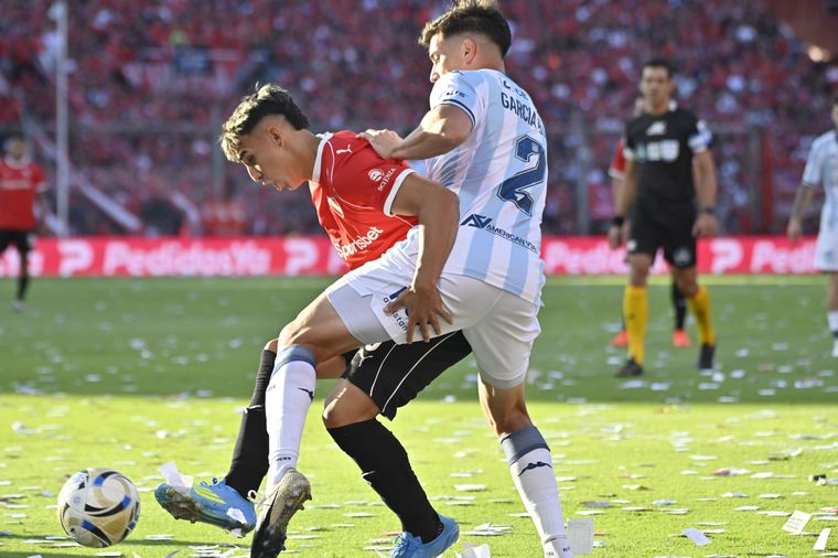 Independiente y Racing jugaron un primer tiempo discreto. 