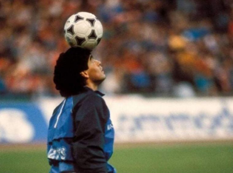 Maradona y la pelota, en abril de 1989: una imagen inmortal Foto: El Gráfico