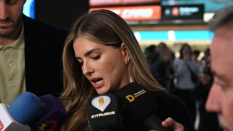 La actriz deberá enfrentarse a su pareja luego de los picantes mensajes que el futbolista habría intercambiado con la influencer.