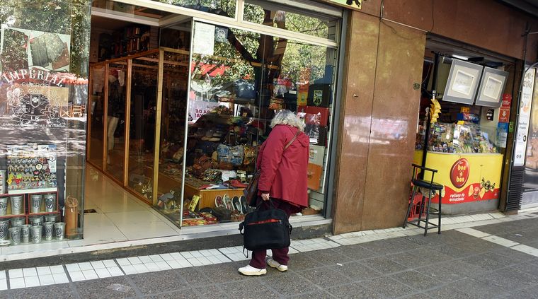 La apertura a las 10 será obligatoria en Capital y Godoy Cruz. Foto: ALF PONCE MERCADO / MDZ