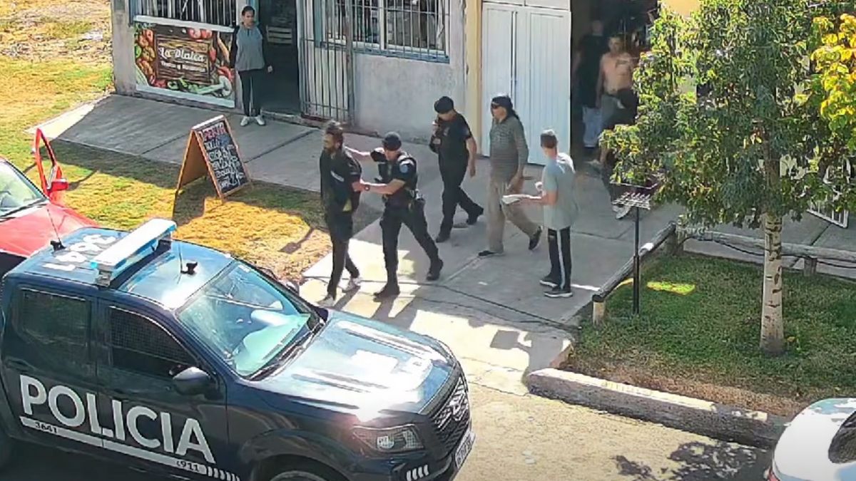 Videos: tensión en una carnicería de Maipú por un violento sujeto que entró a la fuerza y agredió a una mujer