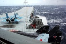 Almirante Kuznetsov Un Su-33 a la izquierda y un MiG 29K a la derecha durante la guerra de Siria Foto: TASS/Getty Images