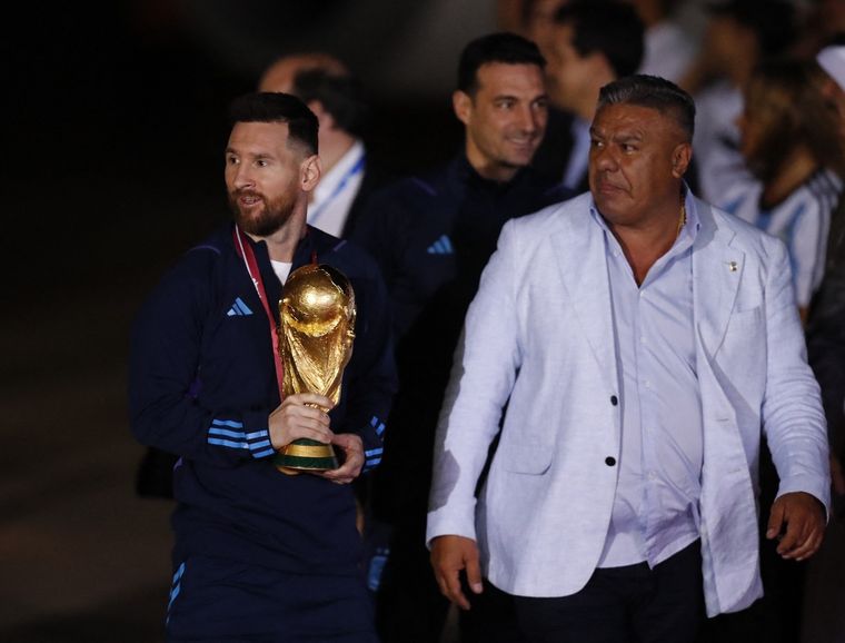 Messi y Chiqui Tapia luego de la consagración en Qatar. Foto: EFE