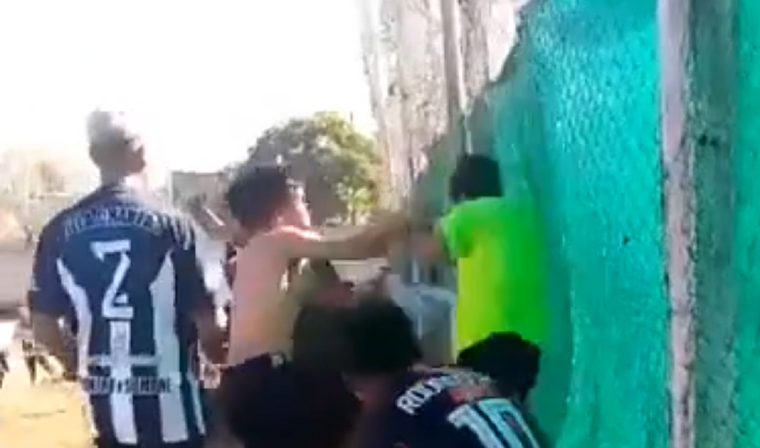 El momento de la agresión al árbitro en el fútbol de Salta Foto: Captura de video