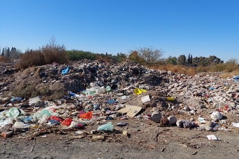 Desde la comuna aseguran que todos los meses limpian el sector sacando aproximadamente 20 camiones de basura.