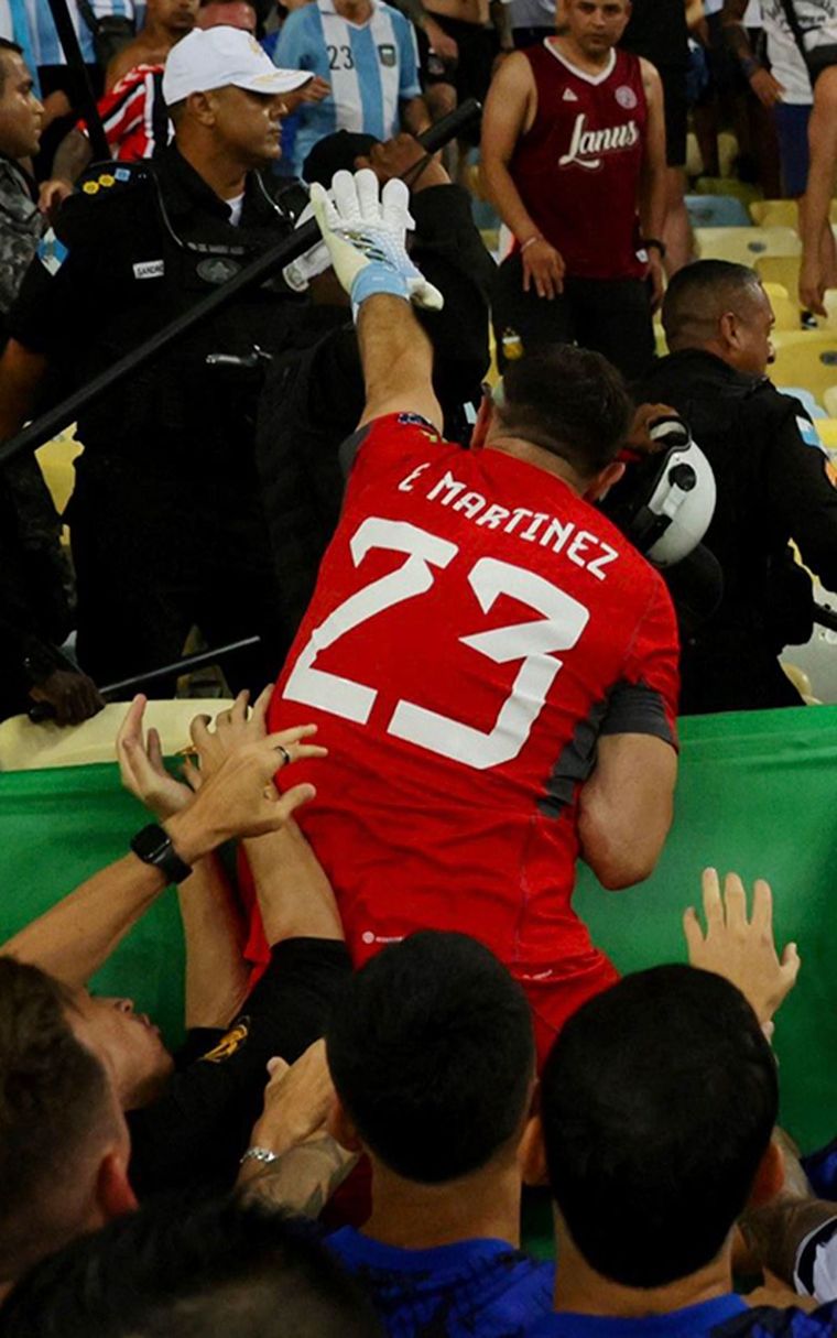 Dibu Martínez y una explosión de bronca contra un policía que golpeó a hinchas argentinos en el Maracaná